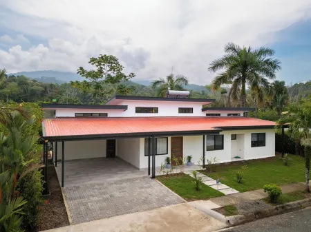 NEW Luxury Home WALK to Best Beach in Uvita- Playa Colonia