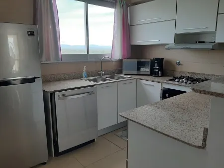 Emerald Waves Beachfront Condo in El Palmar Отели в г. Сан Карлос