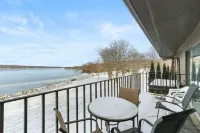 7 mins from your waterfront deck to downtown! Peaceful, private, roomy.