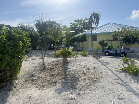 Big Yellow House with Dock on Deep Water Canal and Dock Power Available Отели в г. Great Abaco