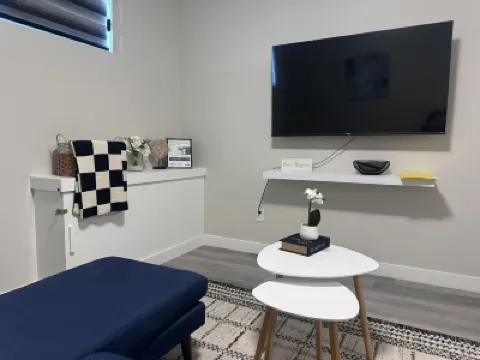 Cozy basement suite near Airport Hotels in 