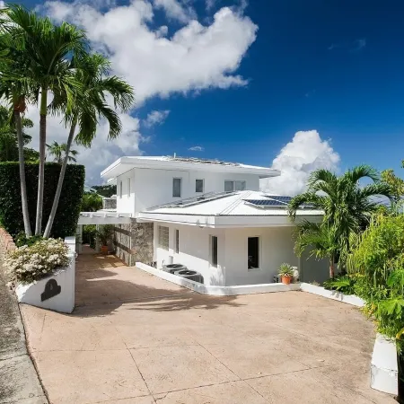 A Large, Modern Villa With Infinity Pool, Spa & Expansive Outdoor Living Space.