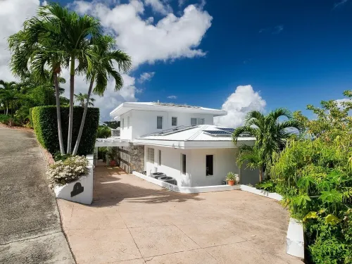 A Large, Modern Villa With Infinity Pool, Spa & Expansive Outdoor Living Space.