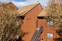 Cozy 2BR condo w/ valley views Hotel dekat Mountain Creek