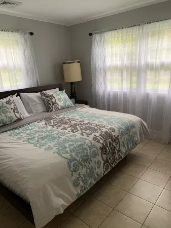 House in Mt Pocono, hot tub, arcade, ski & golf near by. Отели рядом с достопримечательностью «Поконо Гарденс»