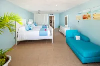 Peaceful Oceanfront condo, Blue&White Calming Vibes, Attentive onsite staff