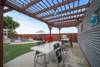 POOL,Spa, Movie Room, BBQ and Games! Family Vacation Home Hotels near Stanton Optical