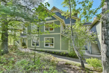 Enchanting condo overlooking Lac du Mont-Tremblant CITQ # 311589 Отели в г. Мон-Трамблан