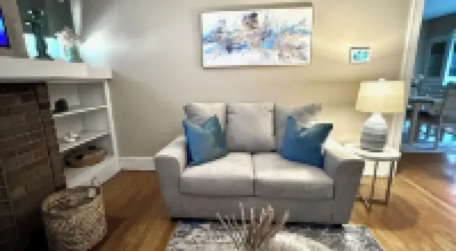 Farmhouse In The City CLE Clinic-Long Stays Welcome - 2bd/1bth WiFi, Full Kitch 謝克海茨酒店