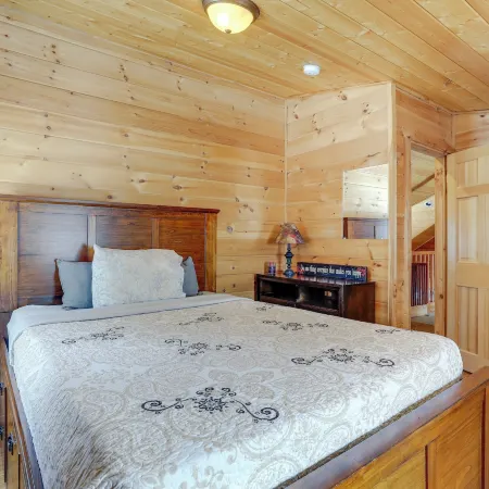 2 Mi to Skiing Casper Cabin with Mtn Views!