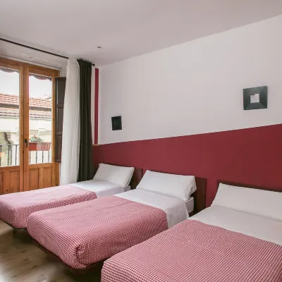 Hostal la Casa de la Plaza โรงแรมใกล้อาสนวิหารซานตามาเรียลาเรอัล เด ลา อัลมูเดนา