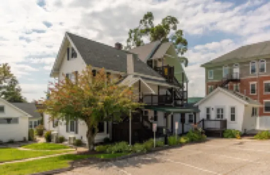 Homestead Inn Hotel a 