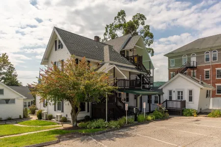 Homestead Inn Отели в г. Паулинг