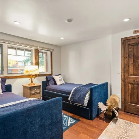 Aspen Condo W Pool, Hot Tub & 2 Blocks to Gondola - Fh4