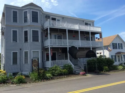Lynwood Inn - parking