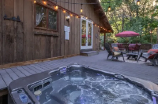 Bear Paw 2 Bedroom Home by NW Comfy Cabins by RedAwning