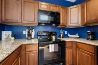 20% OFF Updated 3BR 2.5BTH Townhome - Pet-friendly - Fast WiFi-Driveaway Parking