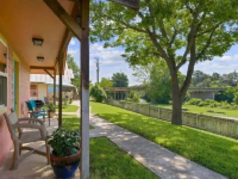 ブランコ リバーサイド コテージズ & RV ブランコのホテル