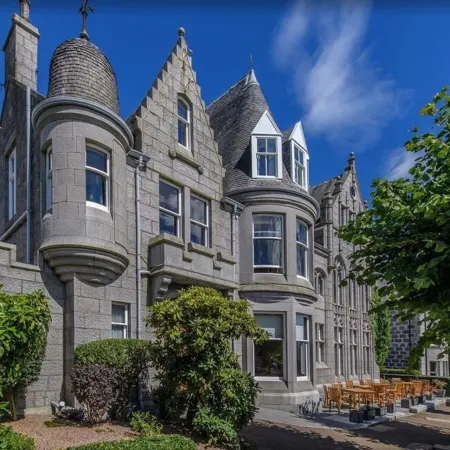 Atholl Hotel Отели рядом с достопримечательностью «Замок Слэйнс»