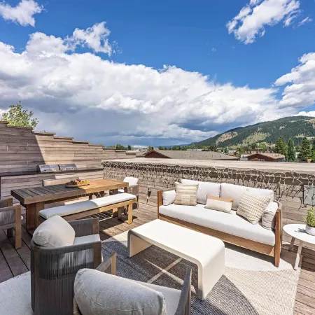 Eagle’s Rest - Top Floor 3 BR Luxury Residence
