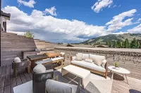 Eagle’s Perch - Top Floor 3 Br Luxury Residence