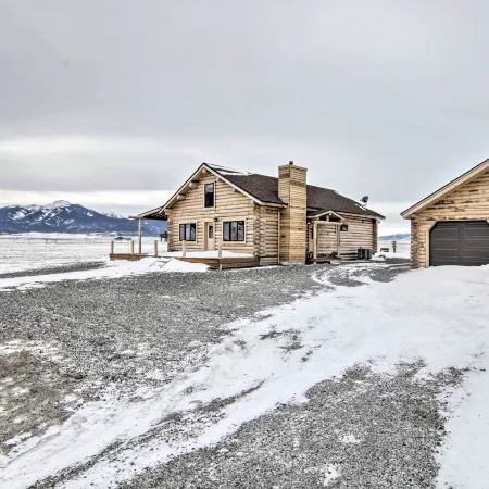 Stunning Mountain Views: Livingston Cabin w/ Deck!