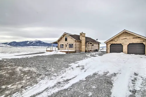 Stunning Mountain Views: Livingston Cabin w/ Deck! - Wifi
