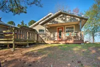 Broken Bow Cottage w/ Deck, Hot Tub & Fire Pit! - Pet friendly