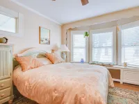 Quaint Beverly Townhome Walk to Beach and Downtown! Hotels in Beverly