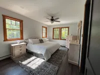 New Adirondack spacious cabin in the Lake George and Gore Mountain Area Hotel a Chestertown