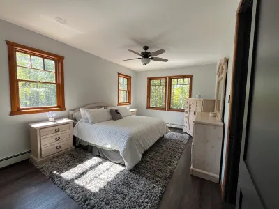 New Adirondack spacious cabin in the Lake George and Gore Mountain Area 네츄럴 스톤 브리지 & 케이브즈 주변 호텔