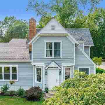 Charming 4-bedroom cottage in South Haven -- 2 miles from beach and downtown. Hotel Exterior