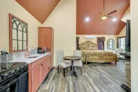 Blissful Broken Bow Studio Fire Pit and Jacuzzi Tub - アパートメント