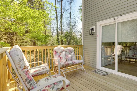 Pet-friendly Home w/ Spacious Yard in Avon! Отели в г. Рандольф