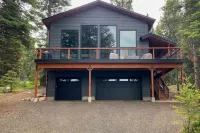 Family-Friendly Cabin: Pool Access, Bikes & Games - parking