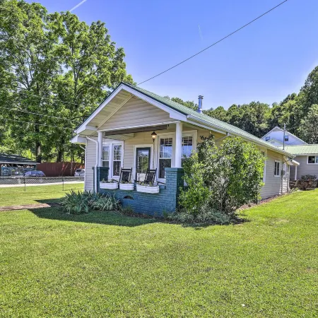 Cozy Damascus Cottage w/ Porch & Trail Access!