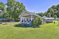 Cozy Damascus Cottage w/ Porch & Trail Access! - parking