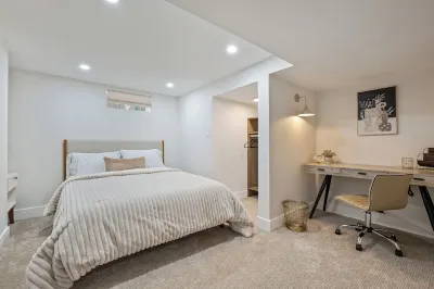 Luxury Home - Pool Table/Bar/Patio Hotels near Casa Elegante - European Furniture