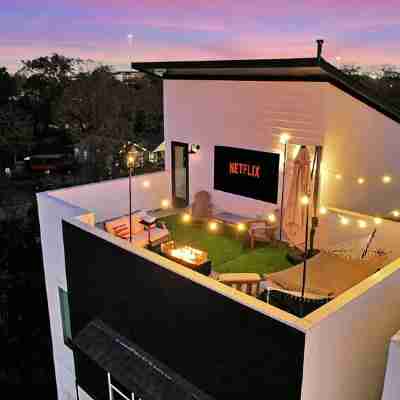 Rooftop Theater ~ 5 Minutes to Downtown! ~ City Views Hotel Exterior