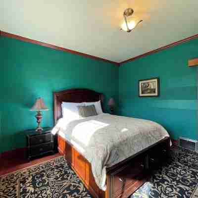 3-bedroom Craftsman home with hot tub/sauna in the Heart of Arcata Rooms