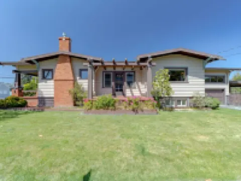 3-bedroom Craftsman home with hot tub/sauna in the Heart of Arcata Hoteles en Arcata