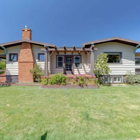 3-bedroom Craftsman home with hot tub/sauna in the Heart of Arcata