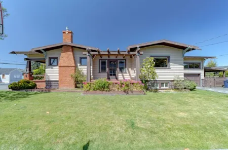 3-bedroom Craftsman home with hot tub/sauna in the Heart of Arcata