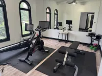 Spacious 5-bedroom house in beautiful Carter Lake with fitness room, WiFi Hotels in Carter Lake