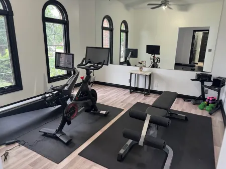 Spacious 5-bedroom house in beautiful Carter Lake with fitness room, WiFi