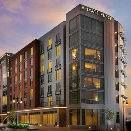 Hyatt Place National Harbor Отели рядом с достопримечательностью «Станция метро "Брэддок-Роуд"»