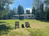 5 star on CATFISH LAKE wet boathouse, sandy beach, 5 bedroom, air cond