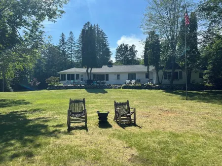 5 star on CATFISH LAKE wet boathouse, sandy beach, 5 bedroom, air cond