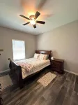 Cozy 3-bedroom house with AC and WiFi in awesome Log Cabin