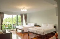 Menam Resort فنادق في Sai Noi